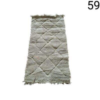 Alfombra marroquí tejida a mano estilo Beni Ouarain con patrón geométrico de rombos y flecos en tono marfil o crema alquiler para eventos, publicidad, peliculas y series