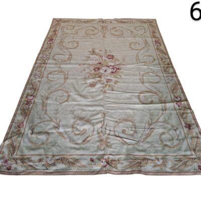 Alfombra Aubusson estilo francés de lana con diseño floral clásico en tonos beige y rosa alquiler para eventos, publicidad, peliculas y series