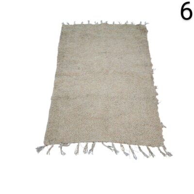 Alfombra beige de estilo bohemio con flecos, similar a modelos hechos de yute y algodón trenzado alquiler para eventos, publicidad, peliculas y series