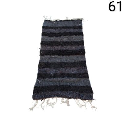 Alfombra tipo jarapa artesanal de color negro y gris con flecos alquiler para eventos, publicidad, peliculas y series