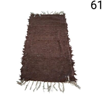 Alfombra marrón de tejido rústico con flecos alquiler para eventos, publicidad peliculas y series