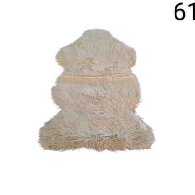 Alfombra de piel de oveja sintética en color beige de aproximadamente alquiler para eventos, publicidad, peliculas y series