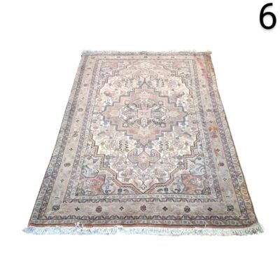 Alfombra turca vintage de lana con un diseño tradicional de medallón en tonos beige y rosa pastel alquiler para eventos, publicidad, peliculas y series