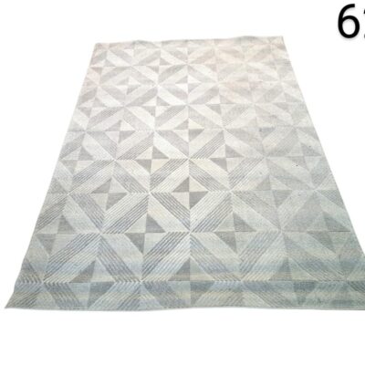 Alfombra rectangular gris y blanca con un patrón geométrico de cuadrados y triángulos alquiler para eventos, publicidad, peliculas y series