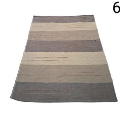 Alfombra rectangular nanimarquina de la colección Tres Stripes con un diseño de rayas horizontales en tonos neutros y grisáceos alquiler para eventos, publicidad, peliculas y series
