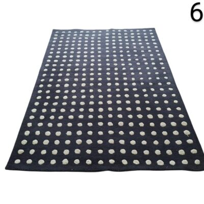 Alfombra Asiatic de la colección Dotty Navy con un diseño de lunares en 3D hecho a mano alquiler para eventos, publicidad, peliculas y series