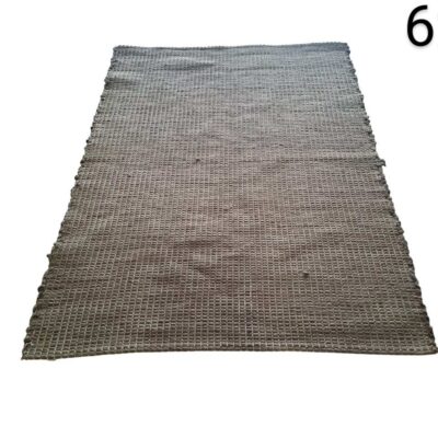 Alfombra trenzada de color gris que presenta una textura geométrica repetitiva alquiler para eventos, publicidad, peliculas y series