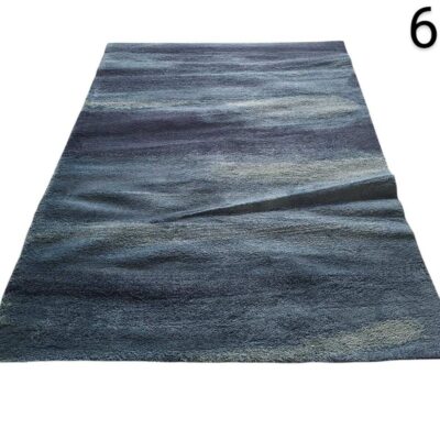 Alfombra IKEA modelo SÖNDERÖD de pelo largo con un diseño abstracto en tonos azules alquiler para eventos, publicidad, peliculas y series