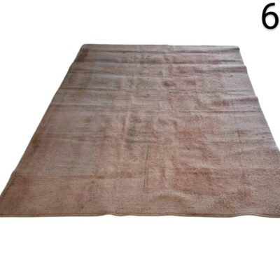Alfombra turca vintage anudada a mano, caracterizada por su tono descolorido y textura tejida sutil alquiler para eventos, publicidad, peliculas y series