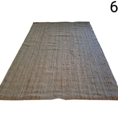 Alfombra rectangular hecha de fibras naturales de yute con un diseño tejido texturizado en color beige o natural alquiler para eventos, publicidad, peliculas y series