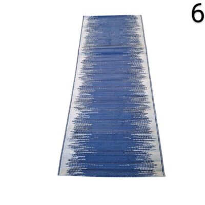 Alfombra de pasillo estilo corredor, probablemente de la colección Cabo de Safavieh, con un diseño geométrico abstracto en azul y blanco alquiler para eventos, publicidad, peliculas y series