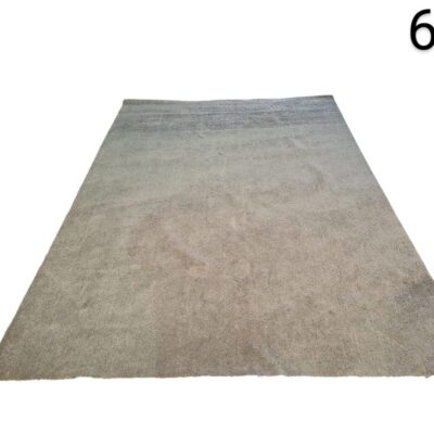 Alfombra tipo Shaggy Micro de color beige alquiler para eventos, publicidad, peliculas y series