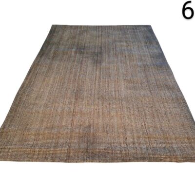 Alfombra rectangular de fibras naturales, posiblemente yute o lana, con una textura tejida y un tono desgastado en marrón y gris alquiler para eventos, publicidad, peliculas y series