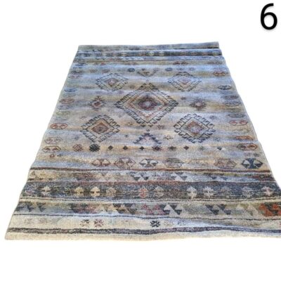 Alfombra turca vintage de estilo Oushak con motivos geométricos en tonos beige y azules alquiler para eventos, publicidad, peliculas y series