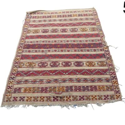 Alfombra Kilim vintage tejida a mano con un patrón geométrico de rayas, posiblemente de origen turco o marroquí alquiler para eventos, publicidad, peliculas y series