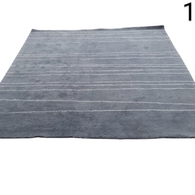 Alfombra Killim gris con rayas blancas  alquiler para eventos, publicidad, peliculas y series