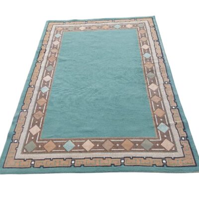 Alfombra rectangular de color azul con un borde geométrico beige y detalles lineales estilo persa