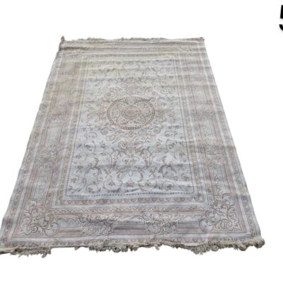 Alfombra de diseño vintage o victoriano en tonos neutros como gris claro, crema y beige, con patrones florales o geométricos intrincados alquiler para eventos, publicidad, peliculas y series