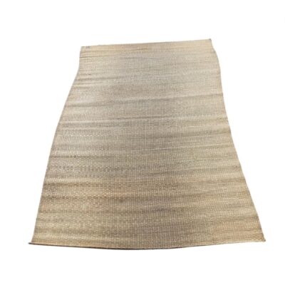 Alfombra rectangular hecha de fibra natural de yute color beige con un tejido trenzado rústico alquiler para eventos, publicidad, peliculas y series