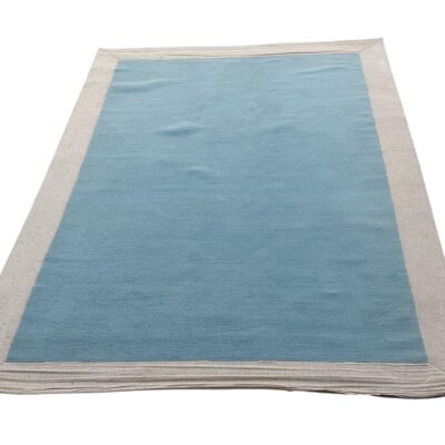 Alfombra de lana color azul verdoso con cenefa natural estilo Laura Ashley  alquiler para eventos, publicidad, peliculas y series