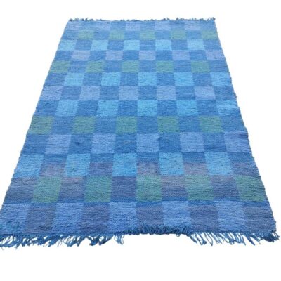 Alfombra de lana hecha a mano con diseño de cuadros en tonos azules y verdes alquiler para eventos, publicidad, peliculas y series