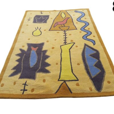Alfombra de lana hecha a mano diseñada por Ulrica Hydman Vallien para IKEA, conocida como el modelo "Tranebjerg" alquiler para eventos, publicidad, peliculas y series