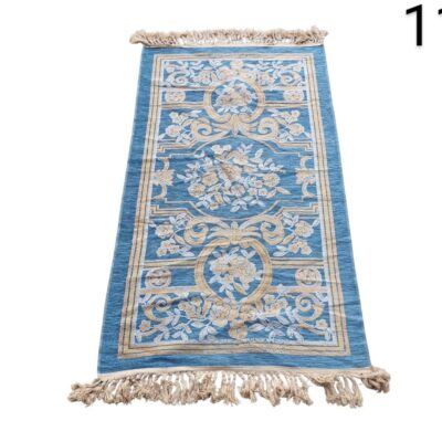 Alfombra de oración musulmana azul con diseños florales beige y flecos. alquiler para eventos, publicidad, pelicula y series