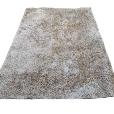 Alfombra de pelo largo beige marca benuta modelo Whisper alquiler para eventos, publicidad, peliculas y series
