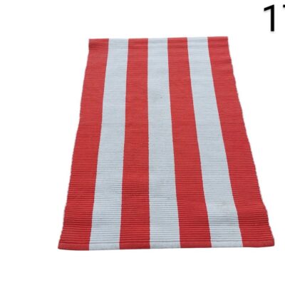 Alfombra de rayas rojas y blancas con un diseño vertical  alquiler para eventos, publicidad, peliculas y series