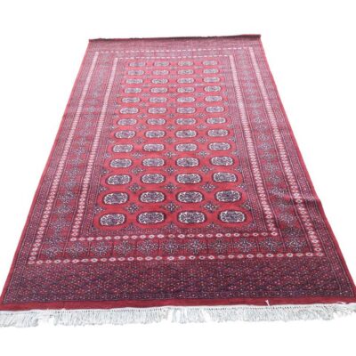 Alfombra es un ejemplo clásico de un diseño Bokhara tradicional, caracterizado por su intenso color rojo y patrones geométricos repetitivos alquiler para eventos, publicidad, peliculas y series