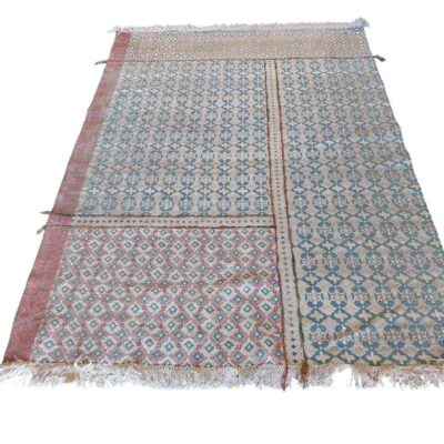 Alfombra tipo kilim multicolor con diseño geométrico y flecos en los extremos alquiler para eventos, publicidad, peliculas y series