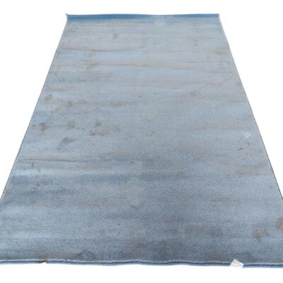 Alfombra moderna tipo peluda en tono gris plateado alquiler para events, publicidad ,peliculas y series