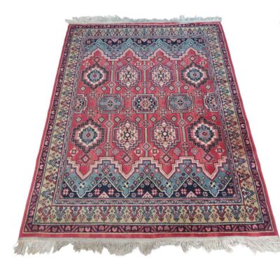 Alfombra oriental vintage con diseño clásico de motivos geométricos en rojo y azul alquiler para eventos, publicidad, peliculas y series