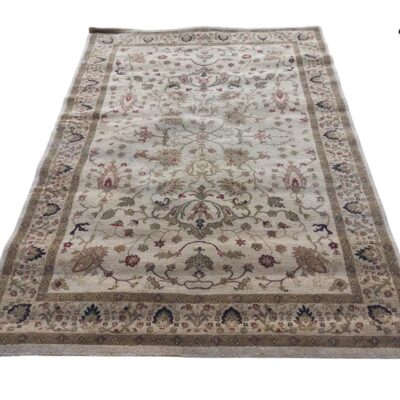 Alfombra persa vintage beige con estampado floral detallado alquiler para eventos, publicidad, peliculas y series