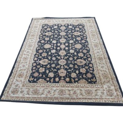 Alfombra rectangular estilo persa de la colección Rubine en color azul marino con intrincados patrones florales en tonos beige y crema alquiler para eventos, publicidad, peliculas y series