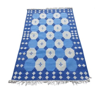 Alfombra tejida a mano con diseño de azulejos azules es una Dhurrie india de algodón alquiler para eventos, publicidad, peliculas y series