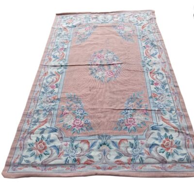 Alfombra tradicional de estilo chino con diseño floral en tonos rosas y azules alquiler para eventos, publicidad, peliculas y series
