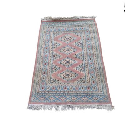 Alfombra turca vintage hecha a mano con patrones geométricos en tonos rosa y azul  alquiler para eventos, publicidad, peliculas y series