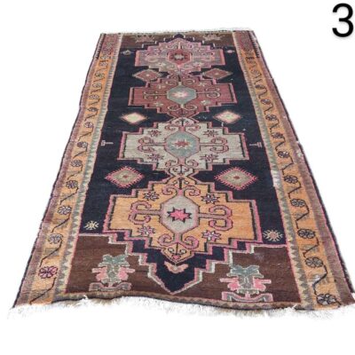 Alfombra turca vintage tipo kilim de lana con diseño geométrico y efecto desgastado alquiler para eventos, publicidad, peliculas y series