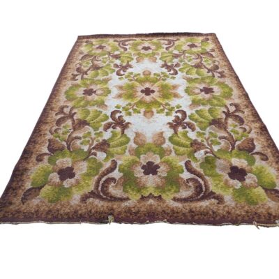Vintage carpet with floral pattern in green and brown tones for events, advertising, film and series rental.