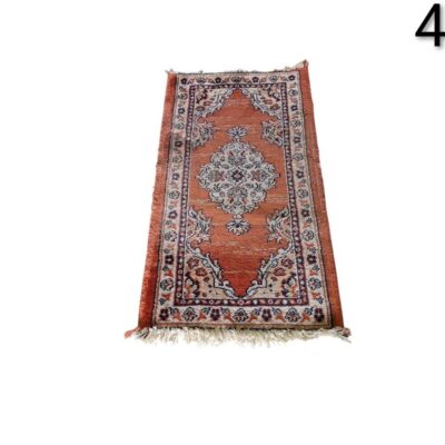 Alfombra pequeña de estilo persa o turco, anudada a mano, con un diseño floral de medallón central y colores rojo óxido y beige alquiler para eventos, publicidad, pelicula y series