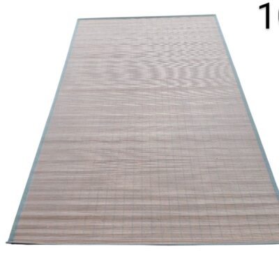 Tapete de bambú o fibra natural de color beige claro con bordes verdes, a menudo utilizado para decoración interior o exterior.  alquiler para eventos, publicidad, peliculas y series