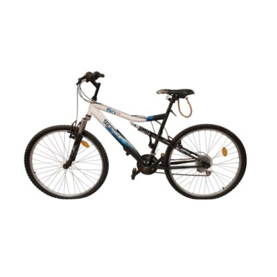 Bicicleta de montaña Topbike 50 FS cuenta con un cuadro blanco y negro con detalles azules y ruedas de 26 pulgadas alquiler para eventos, publicidad, peliculas y series