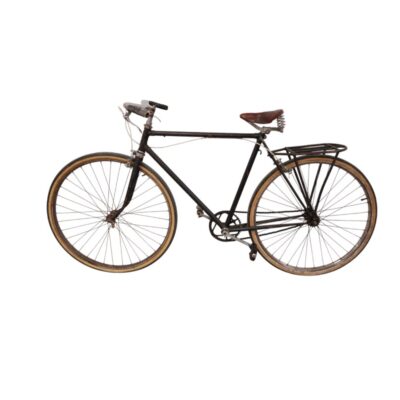 Bicicleta de estilo vintage, probablemente de las décadas de 1940 o 1950, cuenta con un cuadro de acero negro y un sillín de cuero marrón alquiler para eventos, publicidad, peliculas y series