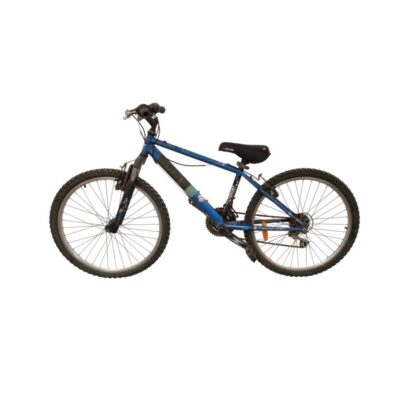 Bicicleta azul con suspensión delantera es una Rockrider de Decathlon, probablemente el modelo deportivo de 24 pulgadas alquiler para eventos, putblicidad, peliculas y series