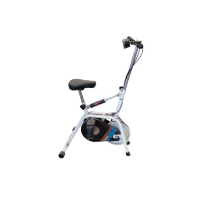 Bicicleta estática de la marca Strong Way, con una estructura de color blanco y detalles en rojo y negro alquiler para eventos, publicidad, peliculas y series