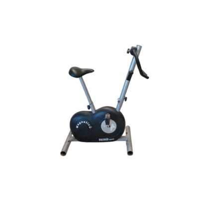 Bicicleta estática Magnetico Discover 2010, caracterizada por su cuadro plateado y cubiertas de rueda negras alquiler para eventos, publicidad, peliculas y series