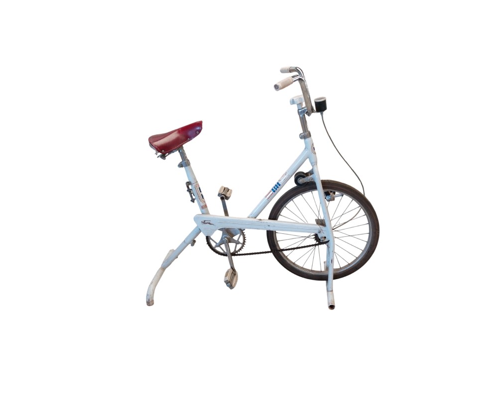 Bicicleta estática vintage marca BH presenta un diseño clásico en color blanco con sillín de cuero burdeosalquiler para eventos, publicidad, peliculas y series