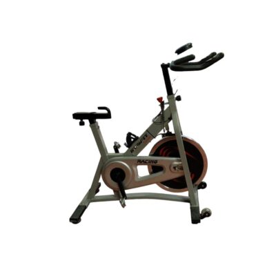 Bicicleta de spinning Runfit Fitness de color gris diseñada para entrenamiento cardiovascular en interiores alquiler para eventos, publicidad, peliculas y series